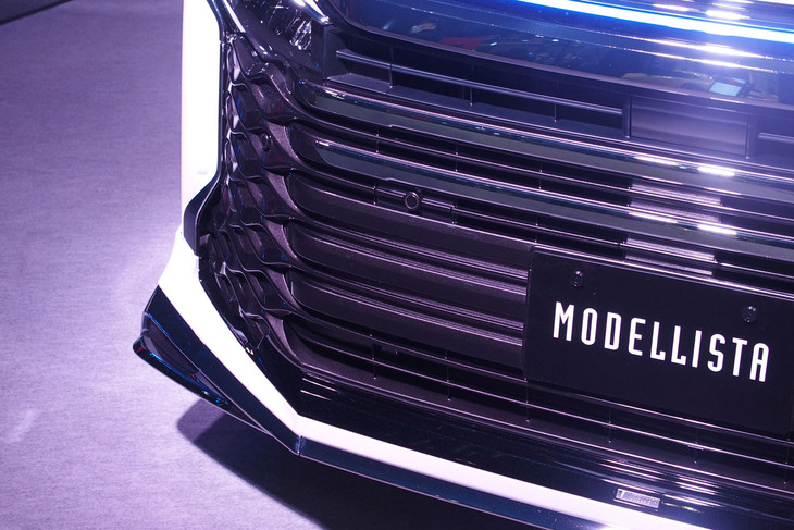 フロントグリルはモデリスタの「クールシャインキット」でカスタマイズされていた。