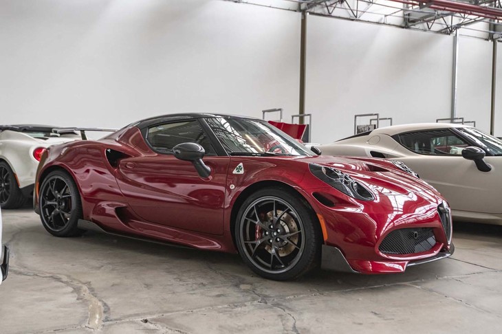 2台製作された「アルファ・ロメオ4C QV」。Qはクアドリフォリオ、Vはヴェルデの意味。フロントバンパー上部脇に備えられたエアインテーク、下部のウイングレットなど、エクステリアは大きく異なっているものの、これはあくまでデザインスタディー。エンジンはノーマルのものが搭載されている。しかし、それと知らされなければ、驚きの2台であるに違いない。