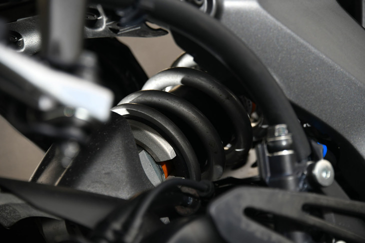 リアサスペンションは、ベースとなった「MT-07」のそれよりバネレートを15N高めるとともに（135N）、ロワリンクの長さを4mm短縮している。