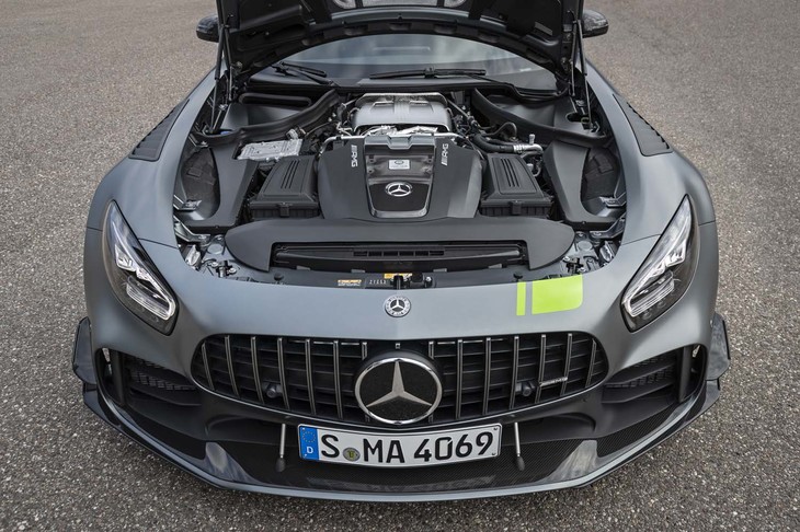 シリーズ中、最もパワフルな「AMG GT R」。そのエンジンは最高出力585ps、最大トルク700Nmを発生する。