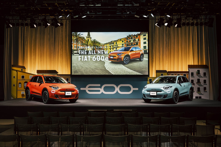 「フィアット600e」発表イベント会場の様子。