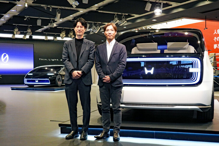 コンセプトモデルの開発を主導した2人のメンバー。写真向かって右が、本田技研工業 電動事業開発本部 BEV開発センター BEV完成車統括部 BEV商品企画部 部長の中野弘二氏。同左が、本田技術研究所 デザインセンター e-モビリティーデザイン開発室 プロダクトデザインスタジオ チーフデザイナー兼クリエイティブリーダーの清水陽祐氏。