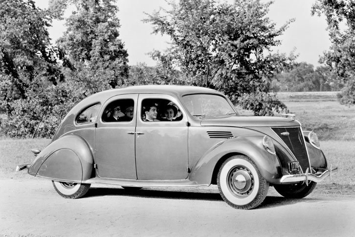 「エアフロー」の後を追って1935年に登場した「リンカーン・ゼファー」。フェンダーを独立して残すなど、エアフローほど空力を突き詰めたモデルではなかったが、商業的に成功したのはむしろこちらだった。