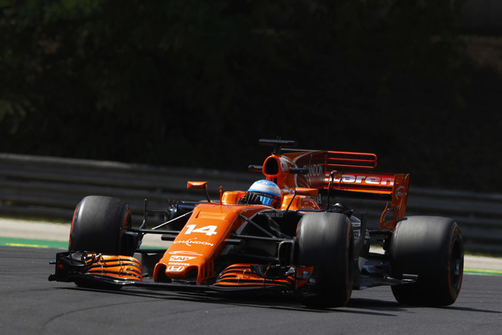 前戦イギリスGPでパワーユニット交換のペナルティーを受け、その性能差が出にくいハンガリーに懸けたマクラーレン勢は、3回のフリー走行すべてでトップ10内に食い込み、予選でも2台ともQ3進出に成功。土曜日に36歳になったフェルナンド・アロンソ（写真）は7番グリッド、チームメイトのストフェル・バンドールンは8番グリッドと好位置につけた。レースでは抜きにくいハンガロリンクでアロンソは7位を堅守、トロロッソを駆る母国の後輩、カルロス・サインツJr.をコース上でオーバーテイクし、見事6位でゴールした。バンドールンも10位に入り、今季初のダブル入賞。加えてアロンソがレースのファステストラップを記録するという“おまけ”まで付いた。これでコンストラクターズランキングでザウバーを抜き最下位から脱出。11点で9位に上昇した。（Photo=McLaren）