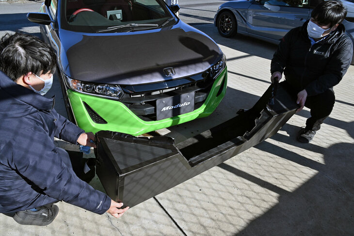 “ぬりかべ”の特製バンパーを外すと、その下には純正バンパーが。