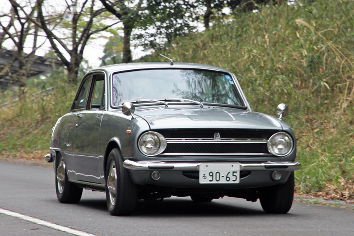 1966年「いすゞ・ベレット1600GT」。1966年に2度目のマイナーチェンジを受け、内外装の変更に加え、エンジンも大幅に改良されたモデル。希少な純正キャップ付きのスチールホイールを履いている。