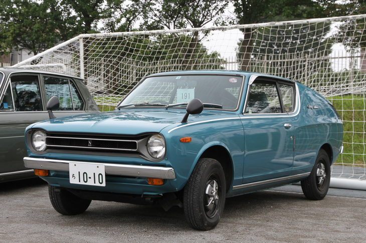 1973年「日産チェリー クーペ1000デラックス」。初代チェリー クーペでも、付加価値の高い最強グレードの「X-1・R」はイベントで時折見かけるが、このベーシックな1000デラックスは非常に珍しい。しかも装飾付きのスチールホイールを含めオリジナル状態が保たれている。