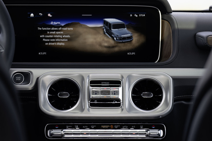 「Gターン」作動時のセンターディスプレイ。ブレーキを踏んでスイッチを押し込み、回りたい方向のパドルを引き続ければセット完了。アクセルを踏めば車両がその場で回転する。