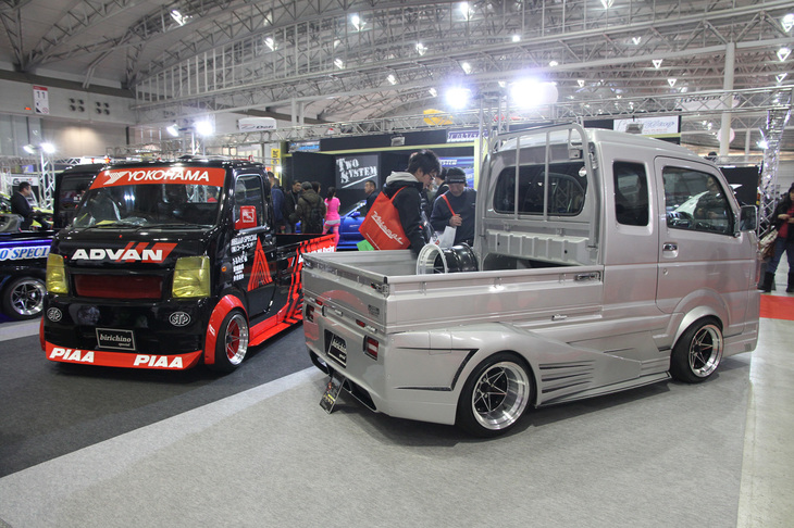 はろーすぺしゃるの「Birichino Special」（右）と「男のロマンスーパーキャリイマン」（左）。どちらもベースは「スズキ・キャリイ」