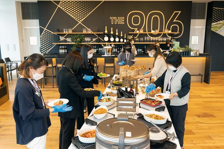 「タイカン」による同乗走行のあとは、2階にある「レストラン906」でブランチ。参加者の方にドライビング体験の感想を伺うと、ペーパードライバーでなんと20年ぶり！ に運転したという人も。「はじめは怖くて不安だったけど、とても運転しやすくてびっくりしました。ポルシェが欲しくなっちゃいました！」と、一瞬でポルシェファンになってしまった様子でした。