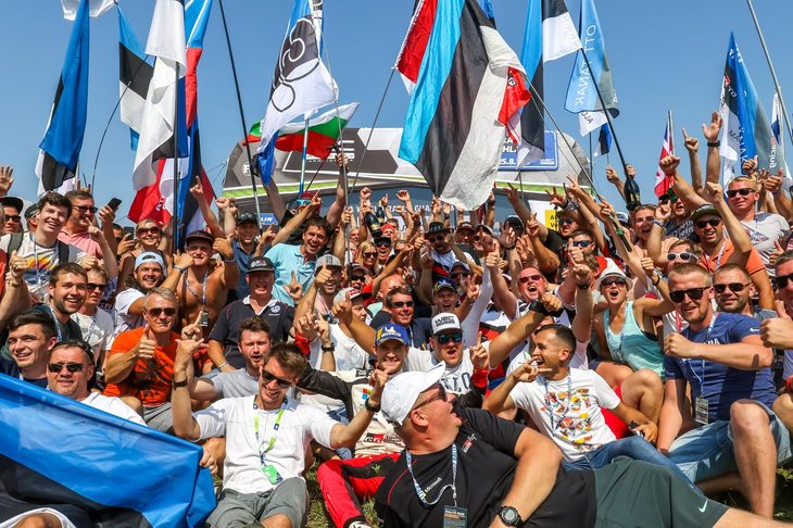 エストニアから毎戦毎戦駆けつけるタナック応援団の皆さまに囲まれる、オイット・タナックとコドライバーのマルティン・ヤルヴェオヤ。それにしてもおっさん率の高いことよ。