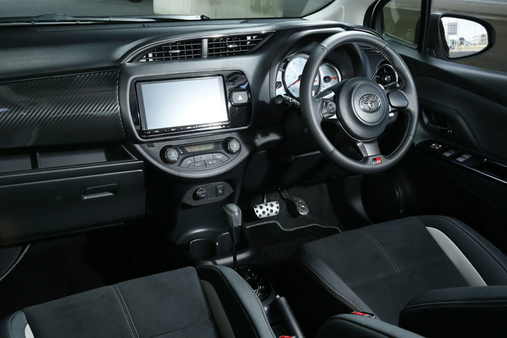 ブラック基調のインテリア。スポーツカー「86」ゆずりの小径ステアリングホイールが装着される。