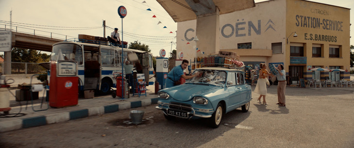 「シトロエンC4」のテレビCM「Oh, Happy day編」から。認定整備工場を兼ねた給油所の場面では、「アミ6」（1961年）も登場。フランス風情を盛り上げる。
