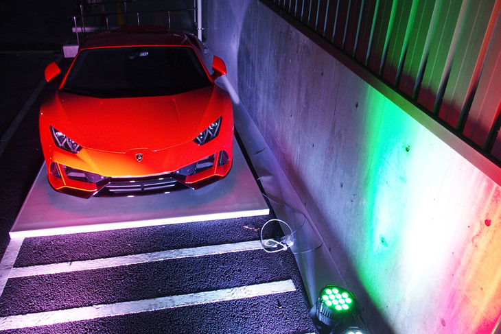 エントランスに展示された「ウラカンEVO」。