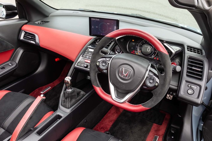 「S660モデューロX バージョンZ」のインテリアカラーは、ボルドーレッド×ブラックのコンビのみとなる。