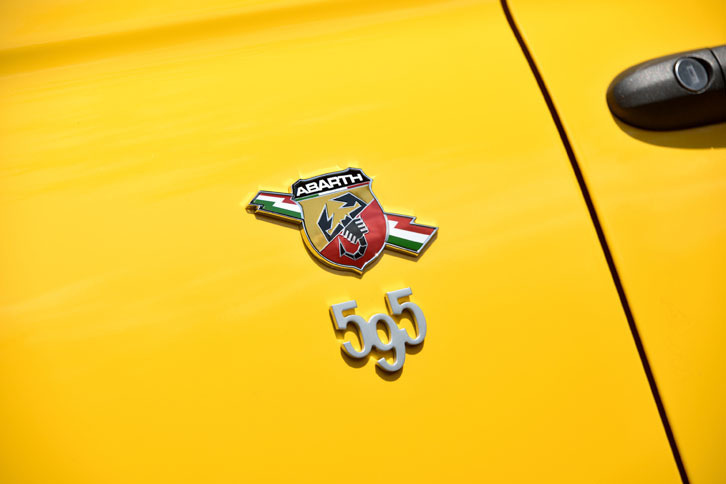 ドア後方のボディーサイドには、数字の595とサソリをかたどったエンブレムがあしらわれる。