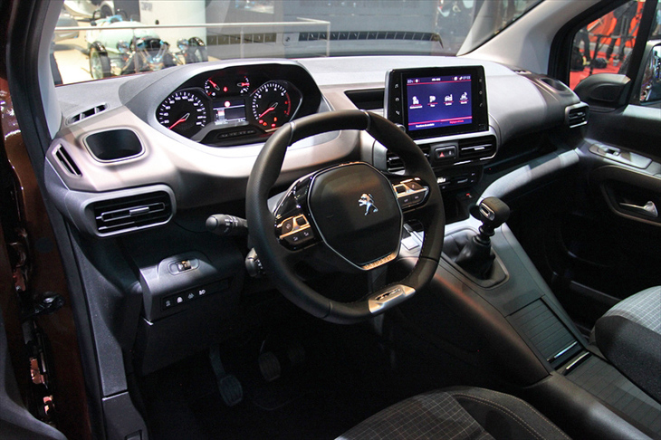 プジョー・リフターGTライン（インテリア）