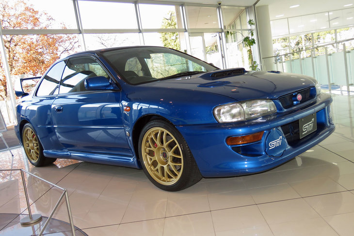 1998年に400台限定で販売された「スバル・インプレッサ 22B-STiバージョン」。こちらの車両はSTIが保管する個体で、製造ナンバーは「000」となっている。