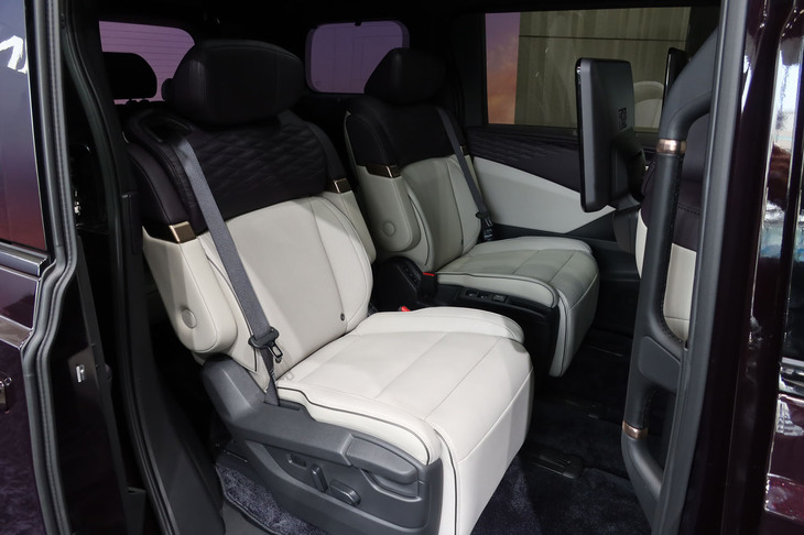 乗車定員は2-2-3人の計7人で、2列目は独立型のキャプテンシートとなる。