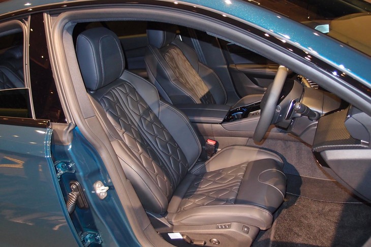「508 GTライン」のシート。独特なパターンのステッチが個性を主張する。