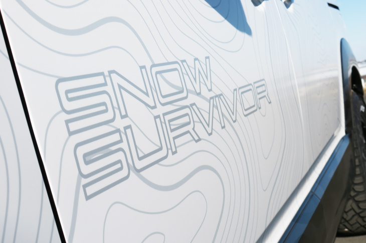 三菱デリカD：5 SNOW SURVIVOR（「SNOW SURVIVOR」ロゴ）