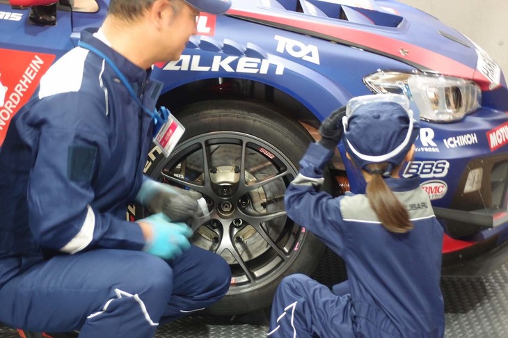 スバルでの“仕事”は、レーシングマシンのタイヤの取り付け。取材時は、ツナギに着替えた女の子も元気にチャレンジしていた。