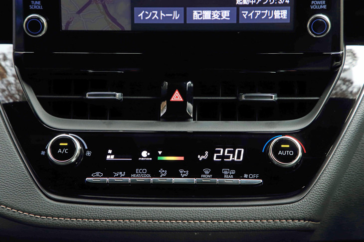 空調のコントローラーはカラー表示になっている。オプションで「ナノイー」機能も追加できる。