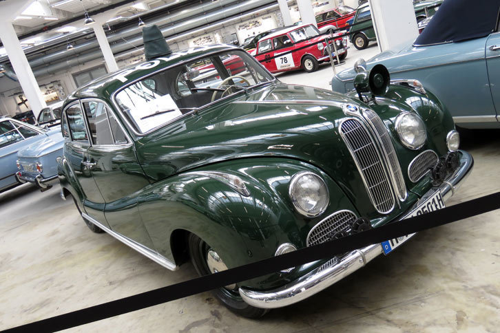 ここからは戦後のクルマをご紹介。こちらは1956年式「BMW 501」のパトカー。