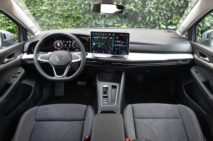 ドアパネルやダッシュボードではソフトパッドの面積が拡大され、インテリアの質感が向上。最新のインフォテインメントシステム「MIB4」を採用するのも“ゴルフ8.5”におけるトピックだ。