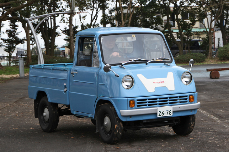 1963年に発売されたホンダ初の市販四輪車「T360」。360cc規格時代の軽トラックながら、エンジンは（ほかに選択肢がなかったため）「S」シリーズと基本設計を共有する総アルミ製の水冷4気筒、日本初のDOHCに4連キャブレターという、日本はもちろん欧米のレベルからしても異例に高度な設計で、最高出力は30PS/8500rpmを誇った。ちなみに当時の軽を代表するモデルである「スバル360」は18PSだった。