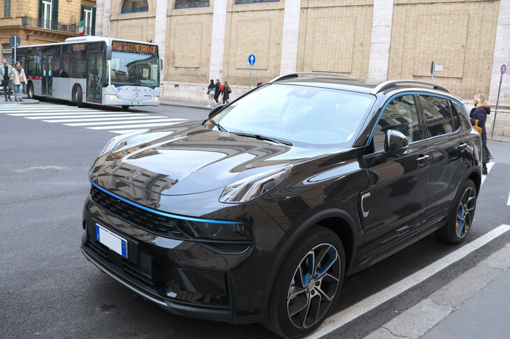 「Lynk＆Co 01」の車体色は当初、黒と青のみに絞られていた。現在は3色設定されている。2023年2月、ローマで。