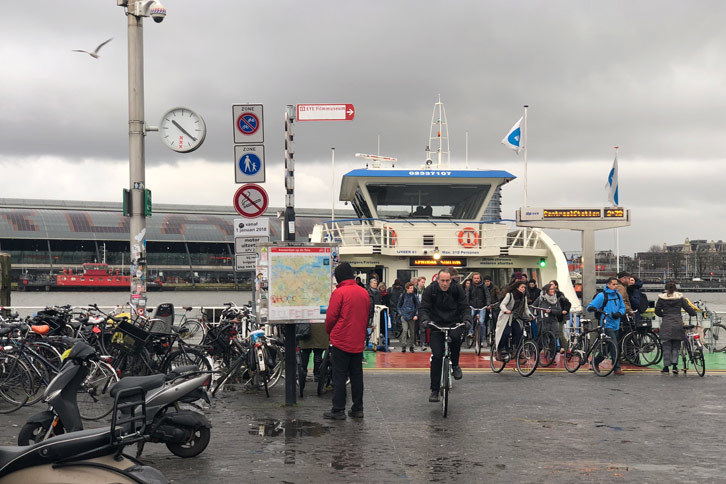 奥に見えるシルバーの屋根が、アムステルダム中央駅。対岸までは水上バスが数分おきに往来している。自転車のまま乗り込むことが可能で、料金は無料。