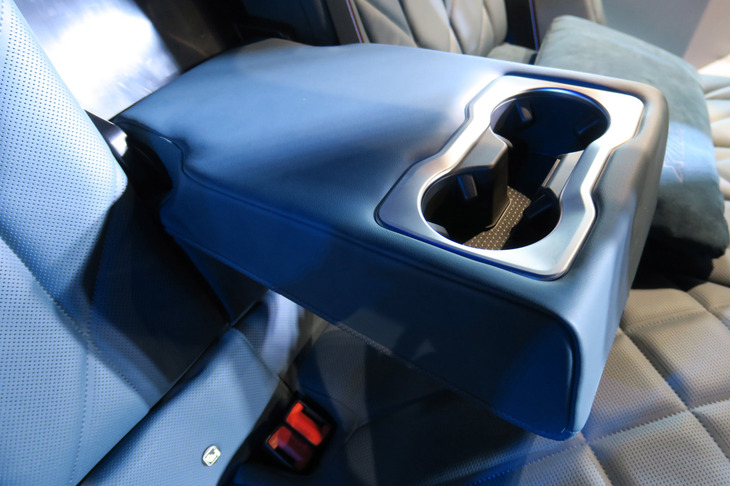 BMW XM（リアセンターアームレスト）