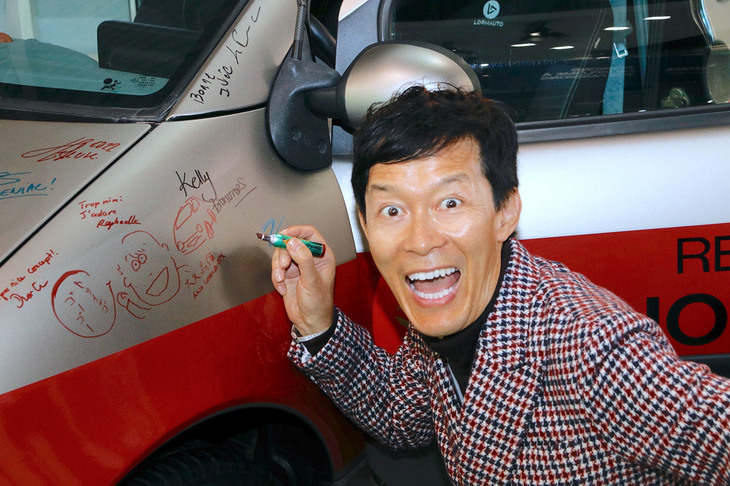 2台のうち1台には、ブースを訪れた人が記念サインをするようになっていた。筆者も一筆。