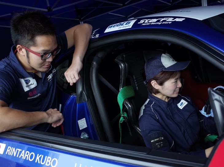 87号車のブレーキのエア抜き作業をしているところに久保選手が来てくれました！ 実際にブレーキを踏んで作業確認するディーラーメカニックさんに、久保選手が声掛け。しっかりと確実に作業をしてくれています。