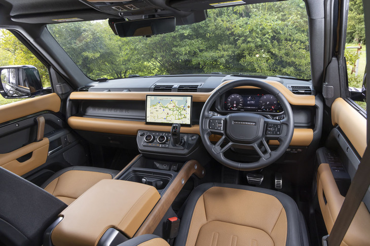 天然皮革やリアルウッドがぜいたくに用いられた「ディフェンダー110 X D300」のインテリア。触感や縫製にこだわったという上質な「ウィンザーレザー」のトリムが採用されている。同グレードでは、センターコンソール中央に備わるタッチスクリーンが2023年モデルから11.4インチサイズに拡大された。