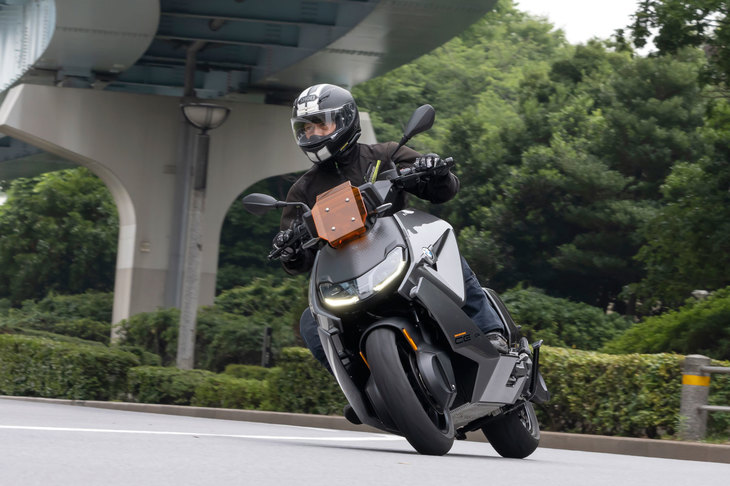 日本で販売される「CE 04」は、充実装備の豪華仕様。シートヒーターやグリップヒーターといった快適装備のほか、「Mode 3」のクイックチャージに対応する充電システム、「ダイナミック」を含む4つのモードを備えたライディングモードセレクター、車体のバンクも検知してトルクを制御するDTCなどが標準で備わっている。