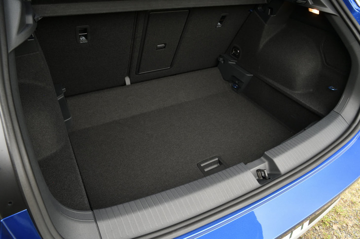 後席を使用する通常時の荷室容量は445リッター。後席の背もたれを前方に倒すと、荷室容量を最大1290リッターに拡大できる。床面の高さは2段階で調整でき、上段に設置すれば後席格納時にフラットな床面が生まれる。写真は床面を下段に設置した様子。