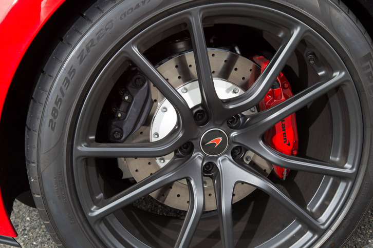 「540Cクーペ」には「ブレーキステア」機構が装備されており、コーナリング時にはイン側の後輪にブレーキをかけることで、ベクタリング効果を発生させる。