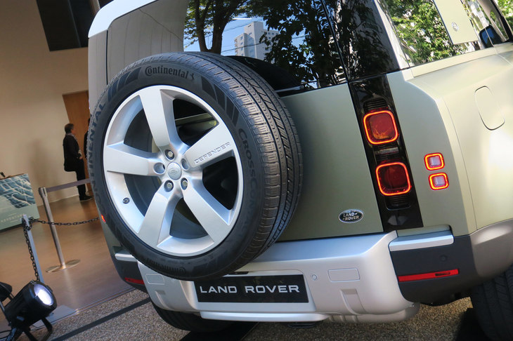 新型「ディフェンダー」では、スペアタイヤはテールゲートの後ろに装備。ディパーチャーアングルを稼ぐための、クロカン車では定番のデザインだ。