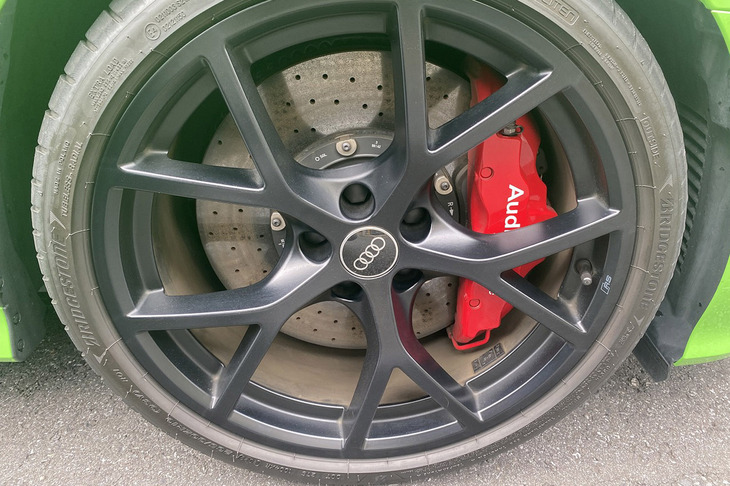 フロント側が太くリア側が細い、前後異サイズのタイヤが採用されるのも「RS 3」の特徴だ。今回の試乗車は、前265/30ZR19、後ろ245/35ZR19サイズの「ブリヂストン・ポテンザ スポーツ」タイヤを装着していた。