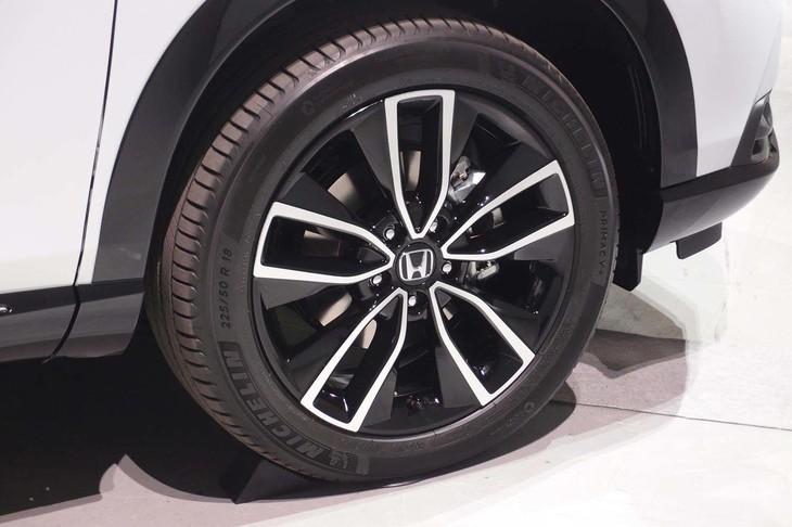 ホンダ・ヴェゼルe：HEV Z（フロントホイール）