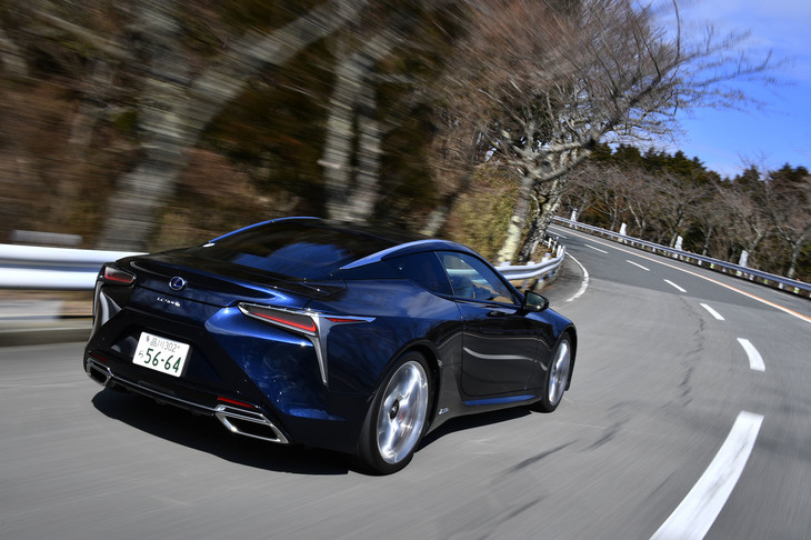 箱根のワインディングロードを行く「LC500h“Sパッケージ”」。今回の一部改良では、コイルスプリングやスタビライザーの仕様、ショックアブソーバーの制御などを最適化することで従来型よりもタイヤの接地感を高めたとアナウンスされている。