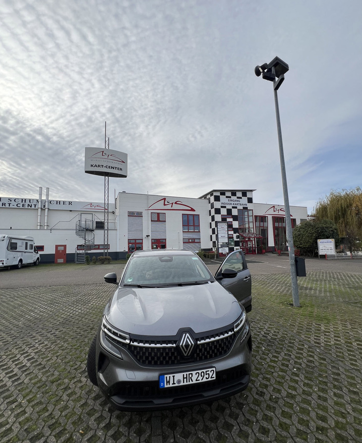 今回のドイツ旅の友は、日本では販売されていないルノーのSUV「オーストラル」。本文で触れた、シューマッハーゆかりのケルペンのカート場前で。