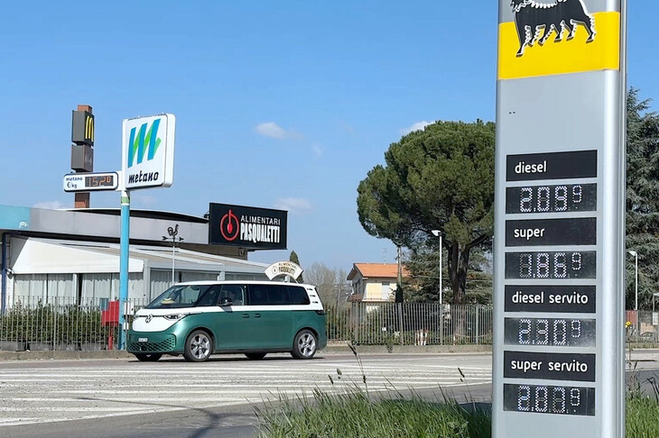 原油高騰の波はイタリアも直撃。フルサービスの軽油は、もはや円換算でリッターあたり400円超えである。道を隔てたCNG（圧縮天然ガス）車用充填所の1kgあたり価格も、2026年初頭の1.4ユーロ台から1.5ユーロ台へと上昇している。2026年3月19日、シエナ県で撮影。