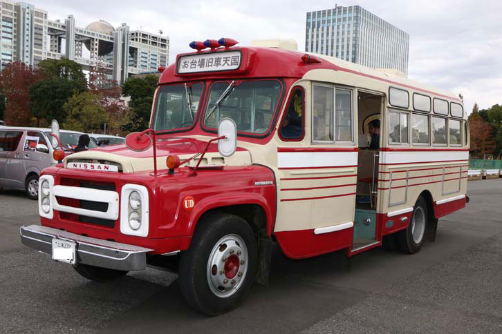 懐かしいボンネットバスの姿も。1964年式「日産U690」は、同乗試乗に加えて、展示中に乗り込むこともできるなど、ひと時、昭和にタイムスリップしたような感覚が味わえた。ボディーは、ごく最近までバスボディーの製造を行っていた富士重工製。