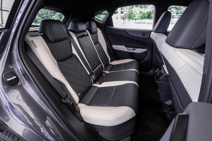 NX450h＋“バージョンL”（リアシート）