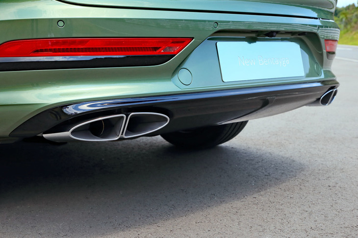 左右4本出しのマフラーは、楕円を分割したような形状が特徴。新たに楕円形となったリアコンビランプと合わせた意匠となっている。