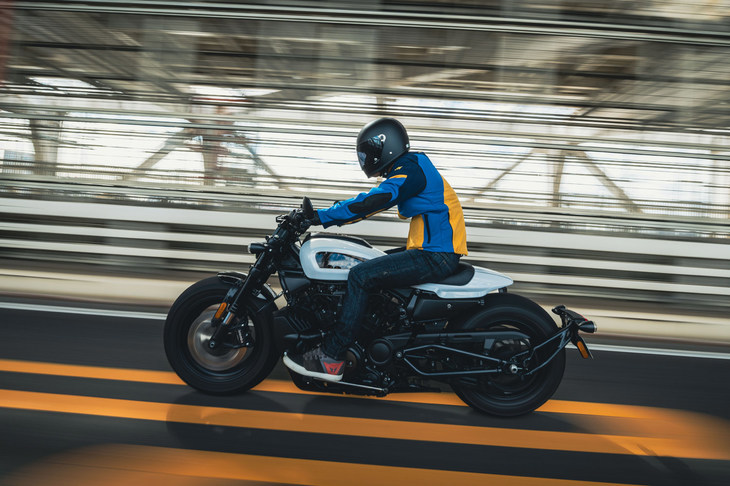 ライディングポジションに違和感や窮屈なところはない。ステップ位置はハーレーらしいフォワードコントロールだが、ヒザを伸ばさなければ届かないほどではない。