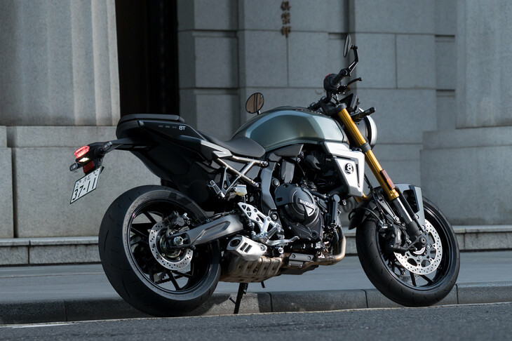 「GSX-8T」は、「GSX-8S／GSX-8R」とコンポーネントを共有するネオクラシックモデルだ。その意匠は、“Titan（タイタン）”の名で親しまれる1960年代の高性能車「T500」に着想を得ている。